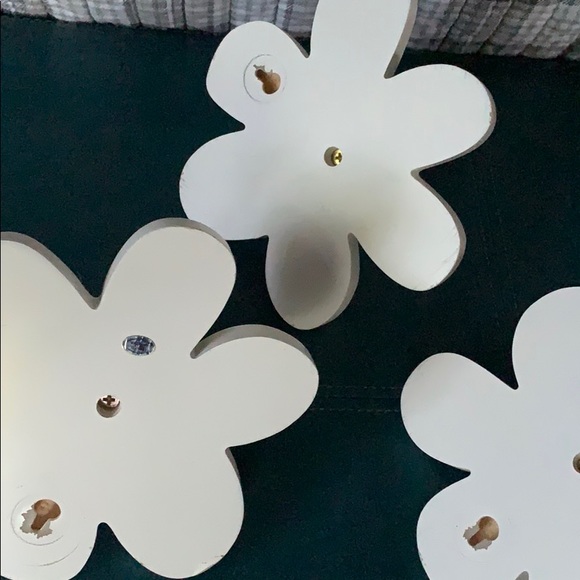 Flower shaped wall pegs - Picture 3 of 5